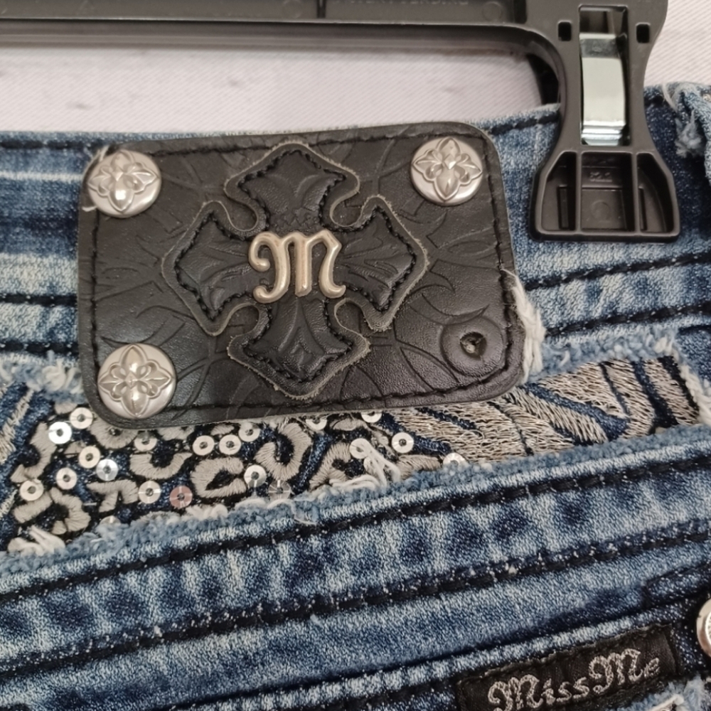 MISS ME Women's Blue Embellished Cropped Low Rise Jeans Capri Pants Size 26 - Picture 6 of 11